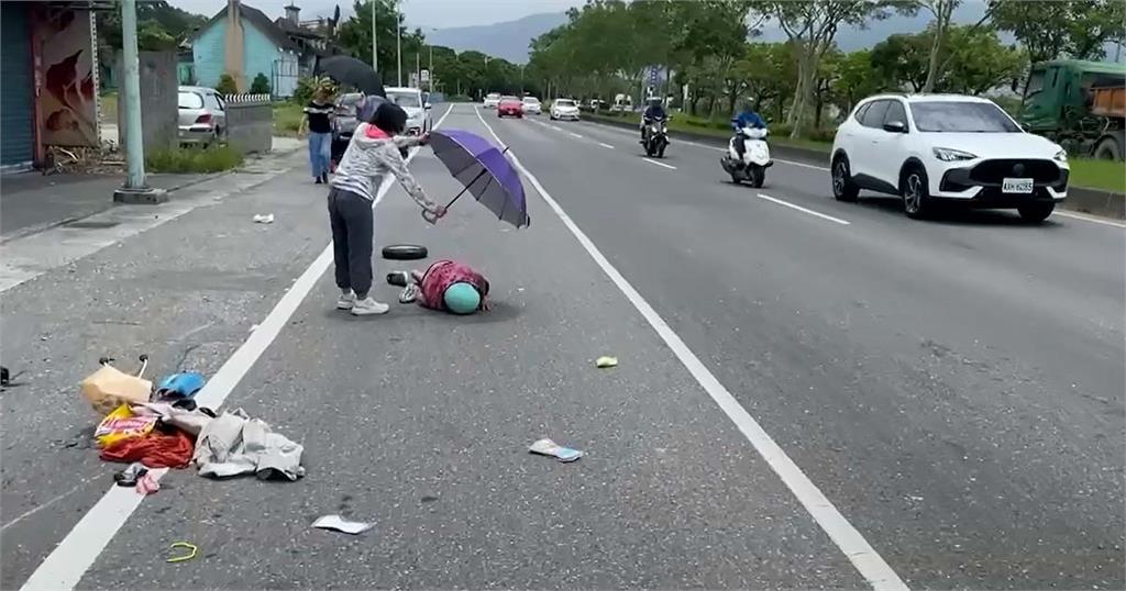 快新聞／暖心！ 女騎士烈日車禍被撞飛倒地　路人幫撐傘遮陽