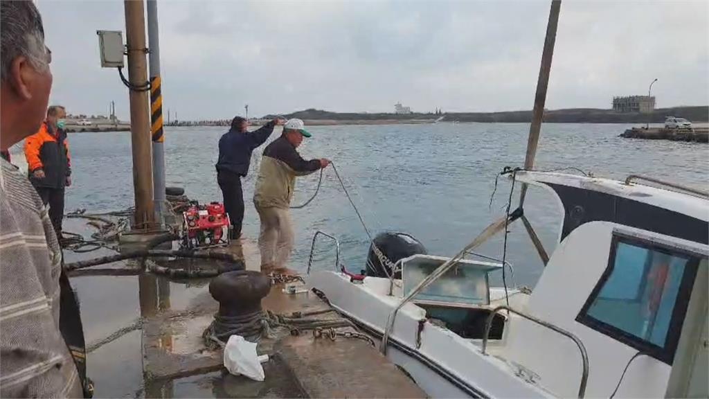 漁船不慎攔腰撞上海釣船　3人潛水驚險逃生