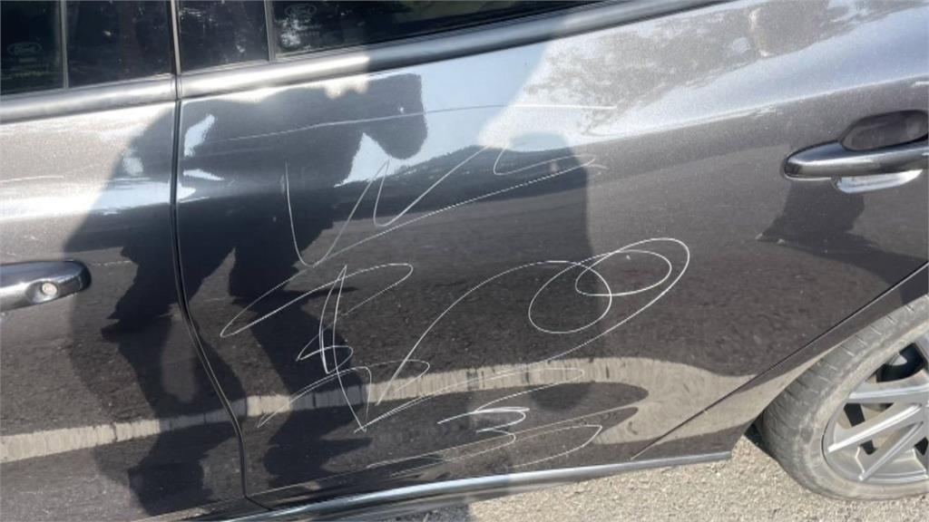 把車當畫布? 高雄岡山驚現「刮車怪男」 持利器隨機亂刮 共4車受害
