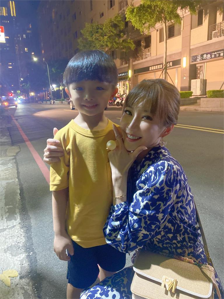 《黃金歲月》羅巧倫曬照驚曝兒子已5歲了!女星留言揭「事實真相」