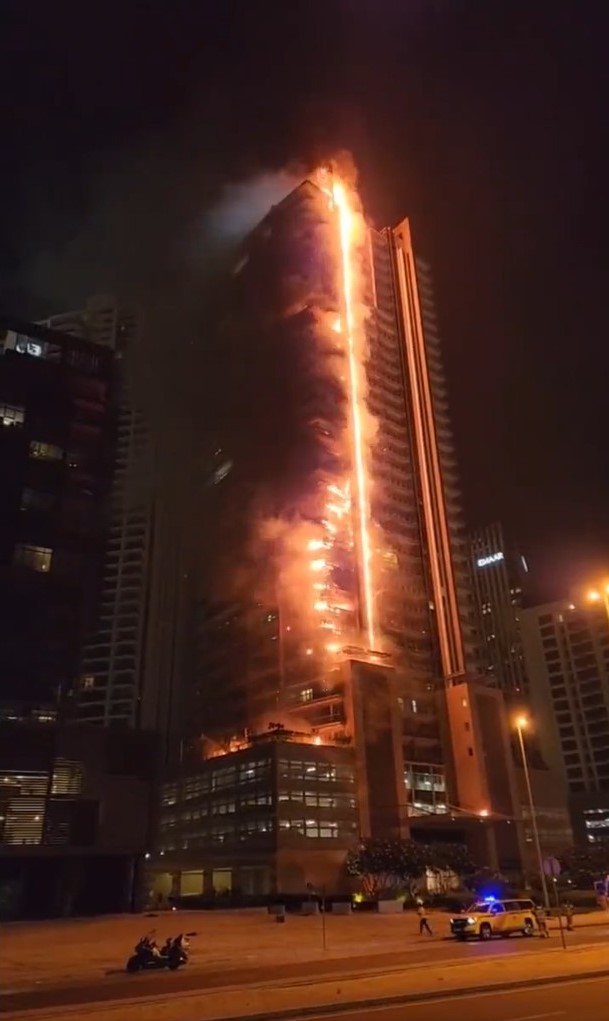 杜拜摩天大樓深夜陷火海！35層樓「一路燒到頂樓」驚險影片曝光