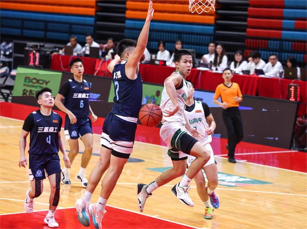 衛冕松山高中「綠色神盾」猛　大勝三重商工３５分２連勝