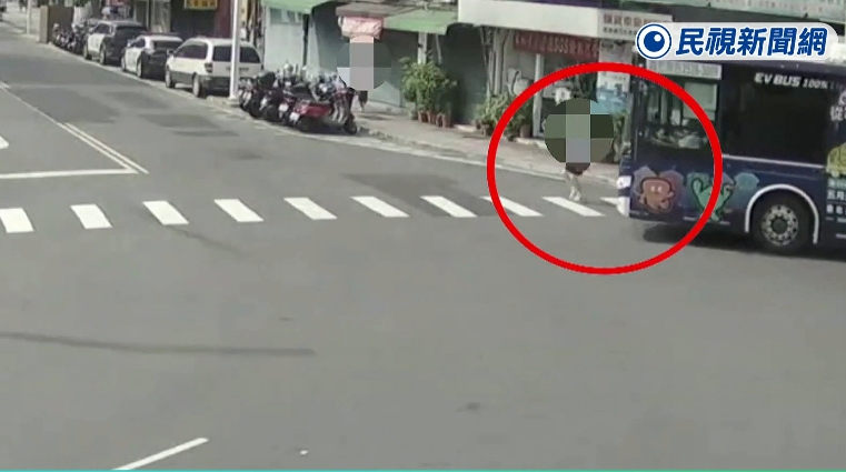 幫兒助選途中遇死劫！周勝考前妻「遭公車撞輾亡」驚悚監視器畫面曝光