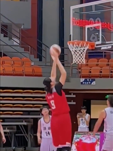 籃球／比姚明還高！中國16歲「228公分」女籃球員　球場展驚人天賦