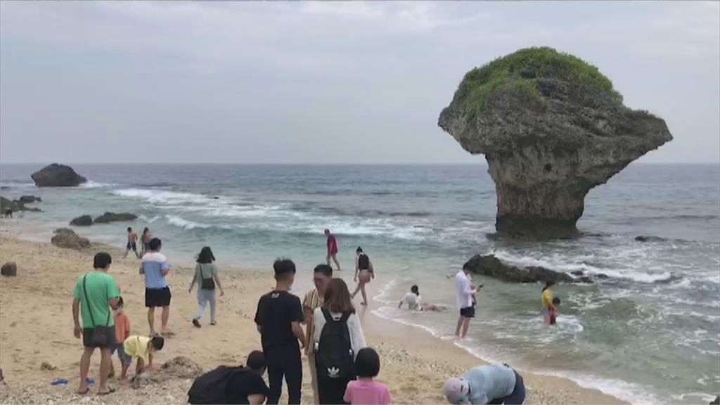 連假最後一天！　「圓規」風雨攪局　小琉球遊客提前搭船離島