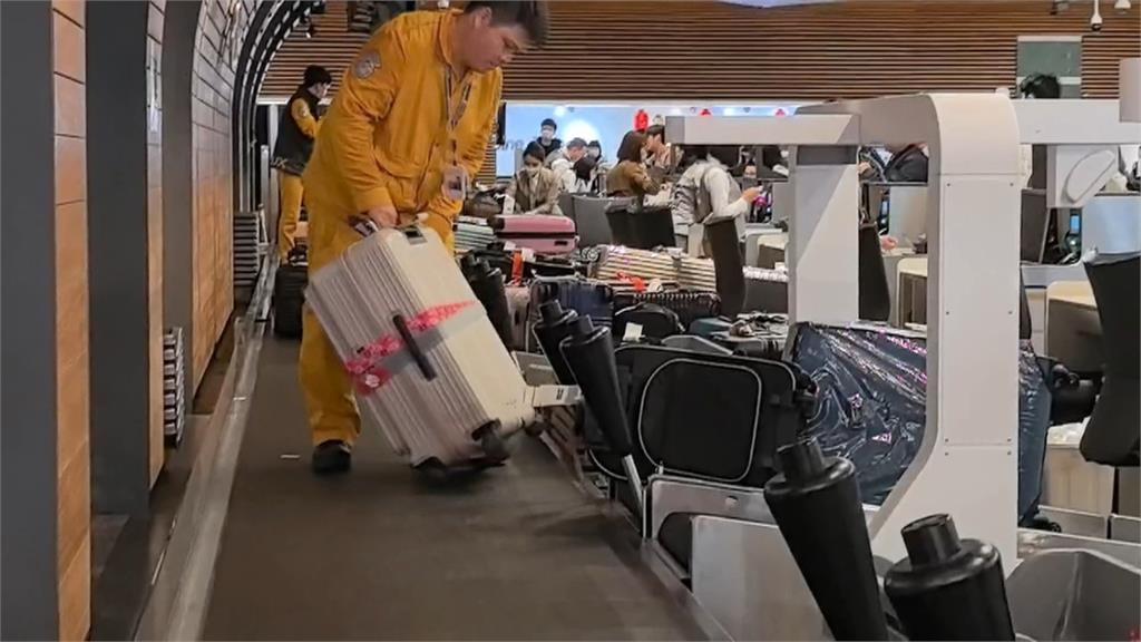 桃機塞爆了!入境拿行李得等半小時 運輸帶一度故障