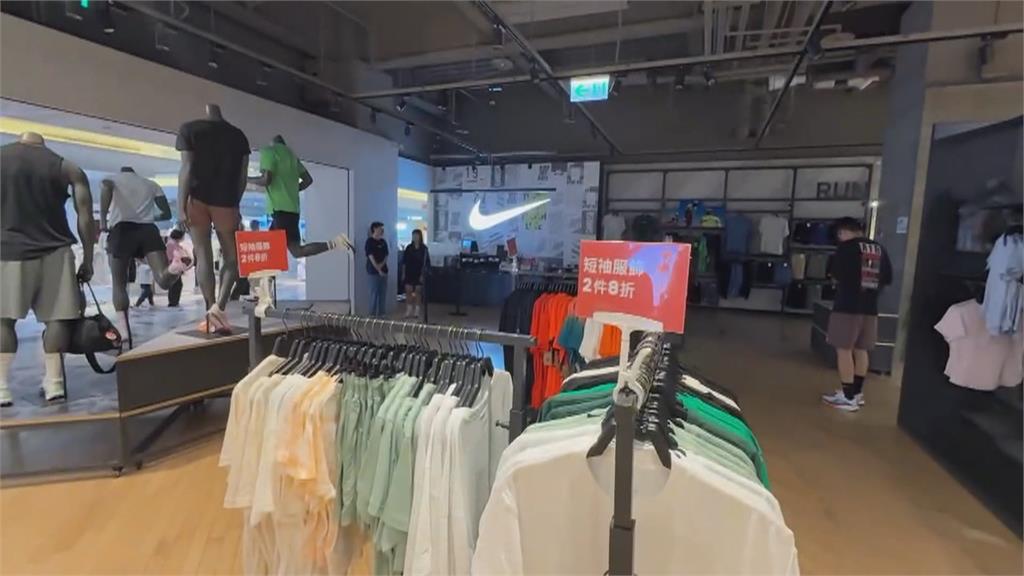 水管破裂釀禍　台南百貨店家天花板漏水　宛如瀑布
