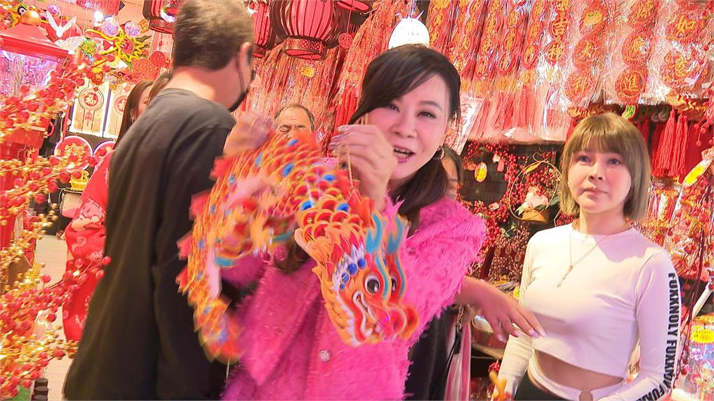 龍千玉率仙女團師妹們逛春聯大街 聊男友害羞喊「像家人」