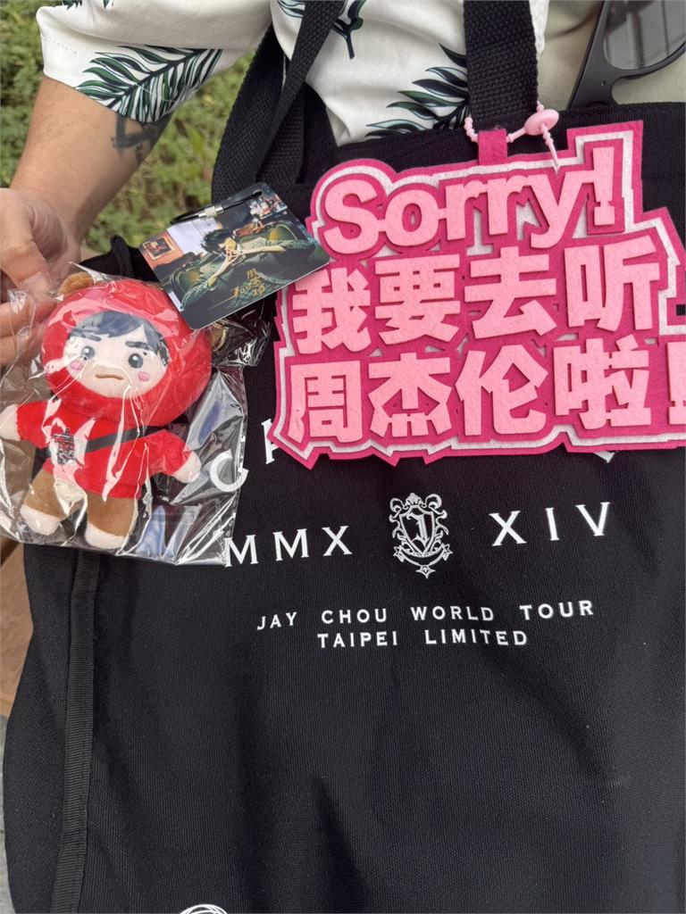 周杰倫大巨蛋今晚開唱!粉絲頭戴工地帽現場求票 喊話:準備爬下水道