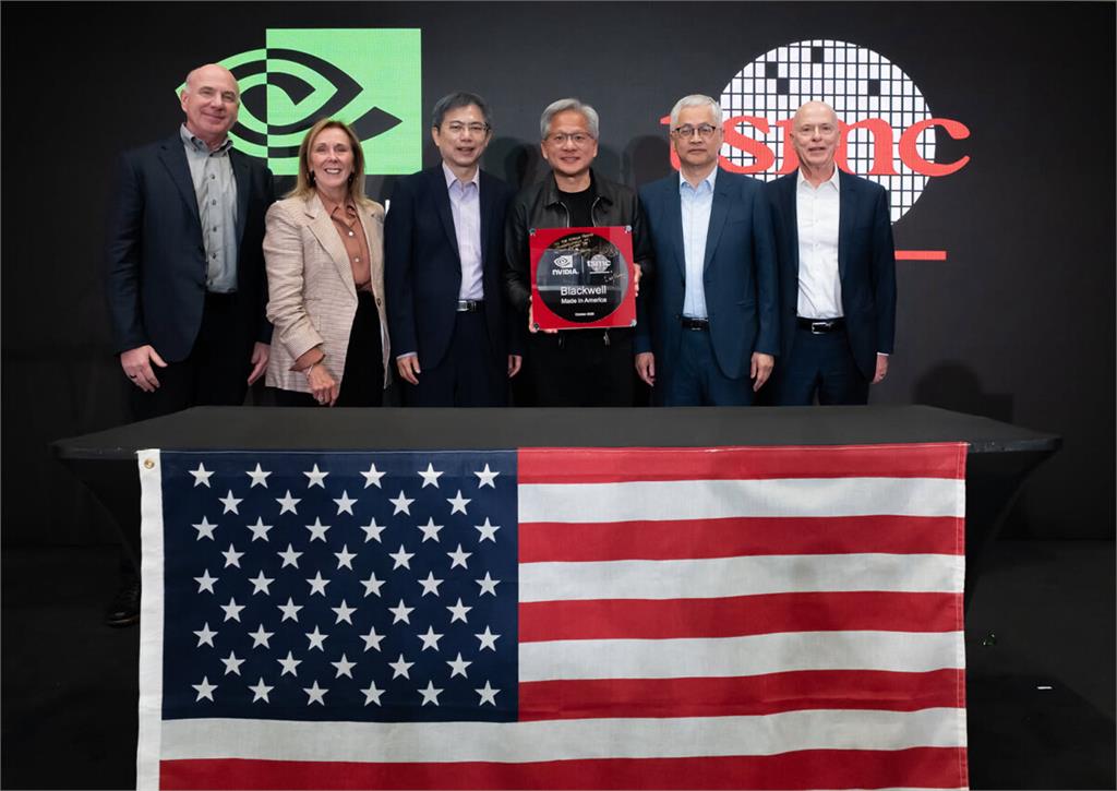 才轟美晶片生意被台灣搶走「太愚蠢」!川普深夜突轉發「黃仁勳3句話」