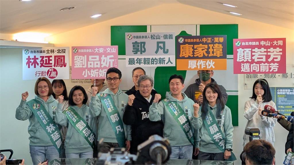 再陪「英系」登記綠營初選！　王世堅謙稱：我只是雄性　非母雞