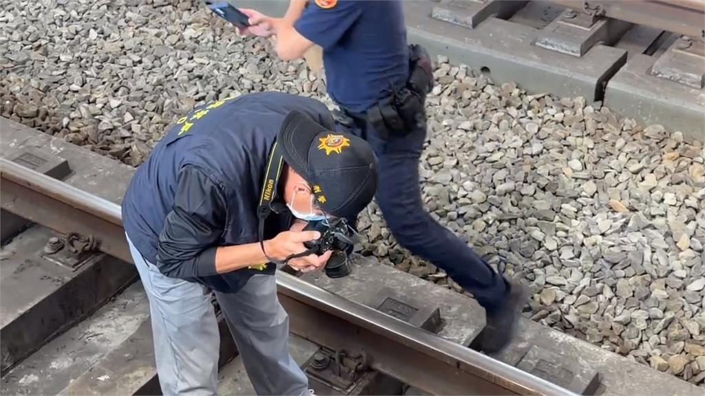 婦人突然落軌　列車鳴笛緊急煞車　仍撞上婦人