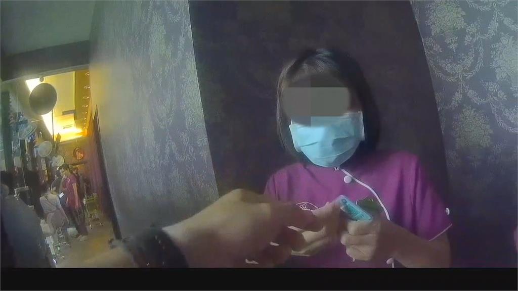 逃逸移工拿雙胞胎姊姊居留證打黑工 專勤隊幹員一句:在哪裡讀書 抓包假身分