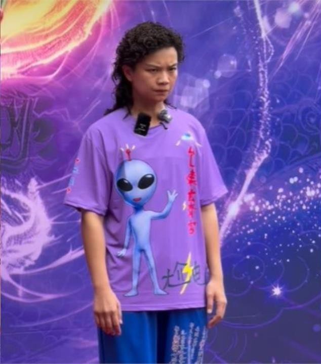 尬電