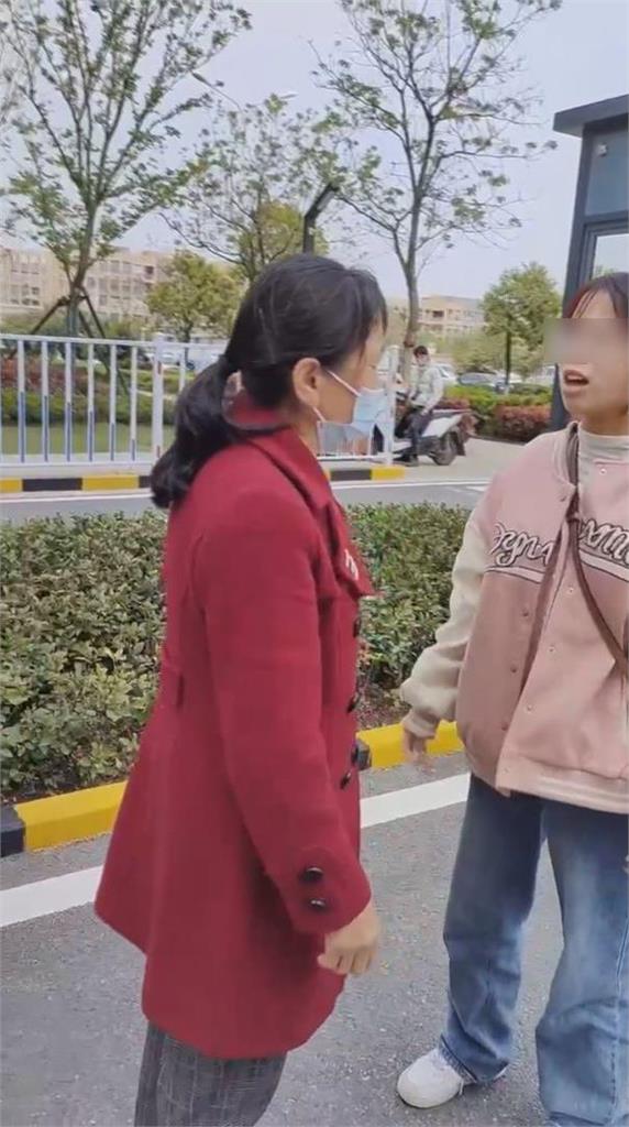 給我2000再還你!中國大媽撿到手機「討菸又要錢」 失主氣哭:那是我的