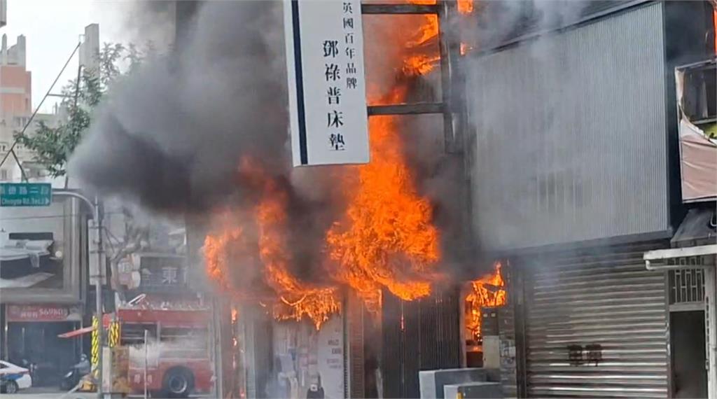 快新聞／台中北屯火警！寢具店、髮廊等陷入火海黑濃四散　駭人畫面曝光
