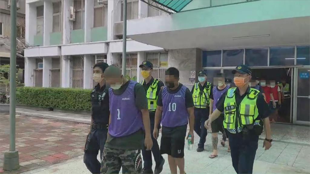 領包裹不滿店員態度差 兩邊嗆聲撂人助陣開打