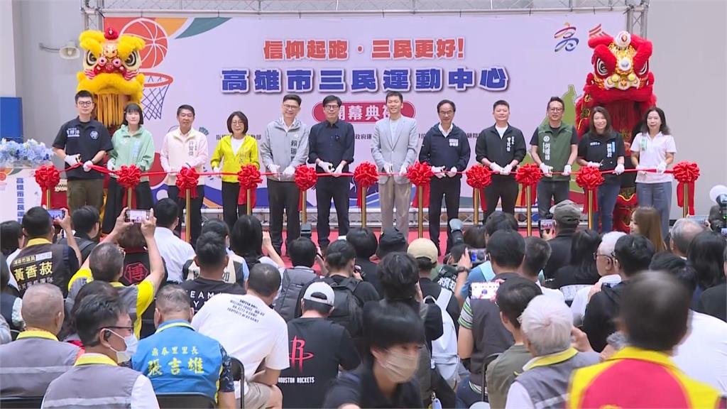 李洋"立院罰站"後首公開活動　聽陳其邁悄悄話"終於笑了"
