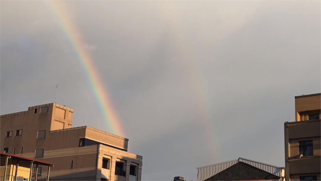 彰化花壇沒下雨卻有美景　「雙彩虹」巨大清晰高掛天際