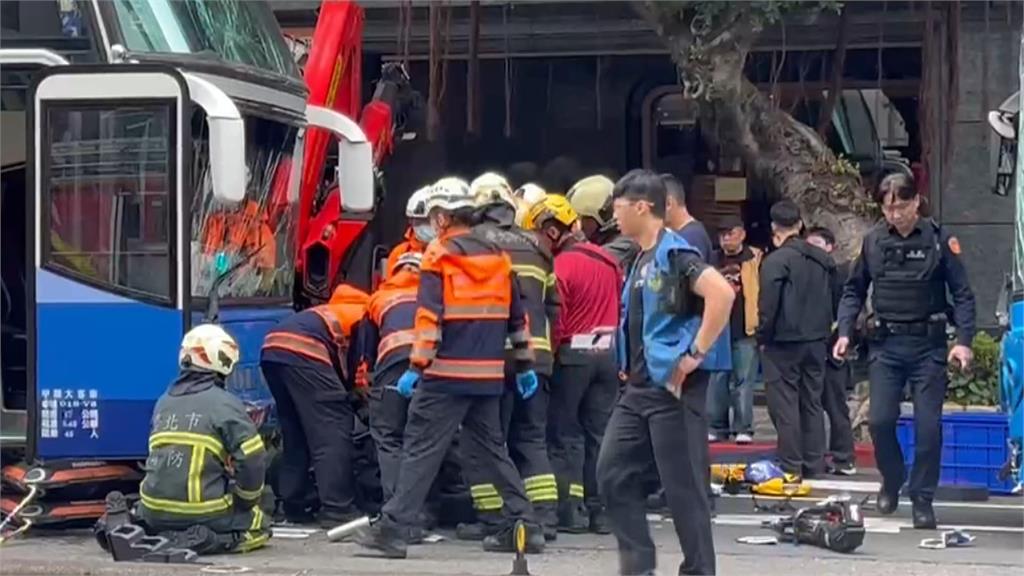 韓籍旅行團遊覽車逆向撞客運 女騎士遭捲車底3人送醫