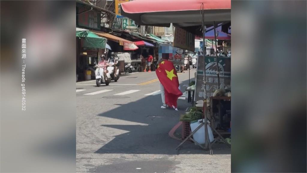 披五星旗男又出現！　南投草屯市場邊走邊放沖天炮