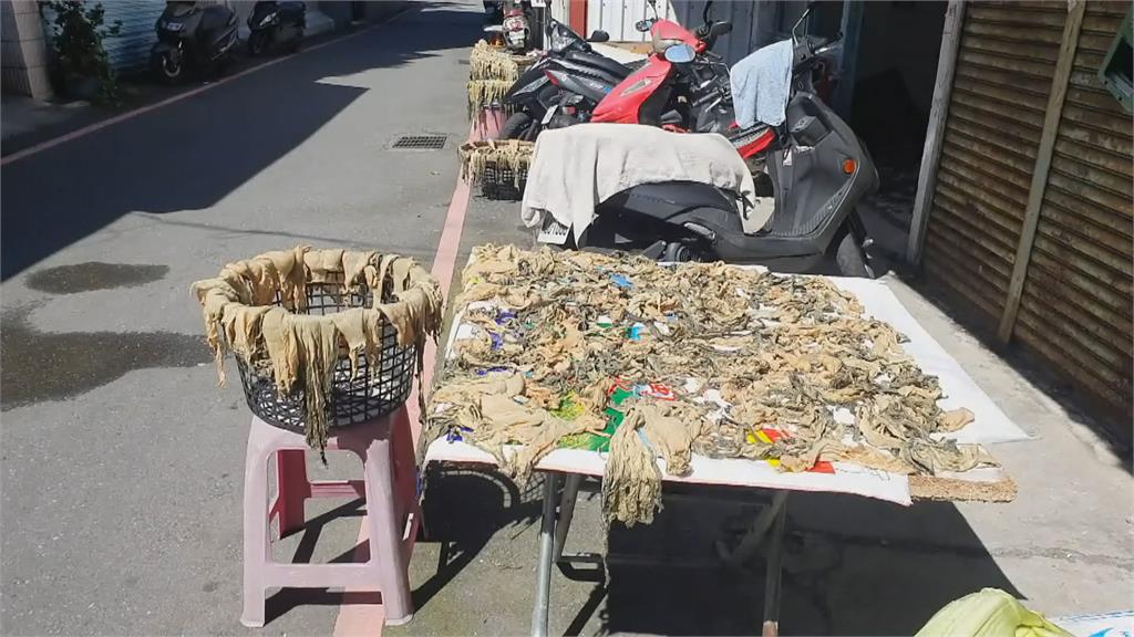 酸菜曬日光浴? 民眾怒PO網質疑霸佔公共區域