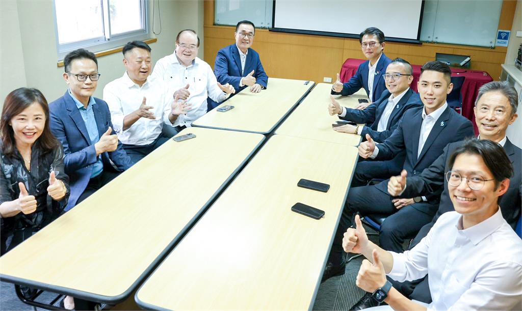 快新聞／吞的下去？李四川代表藍白選新北　陳世軒喊「一定並肩作戰」