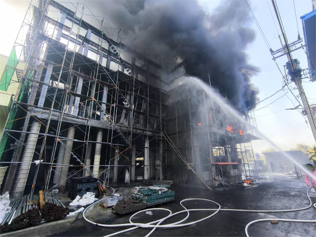 最新／正在蓋佛堂！高雄大社工地火警　超濃黑煙竄天畫面曝光