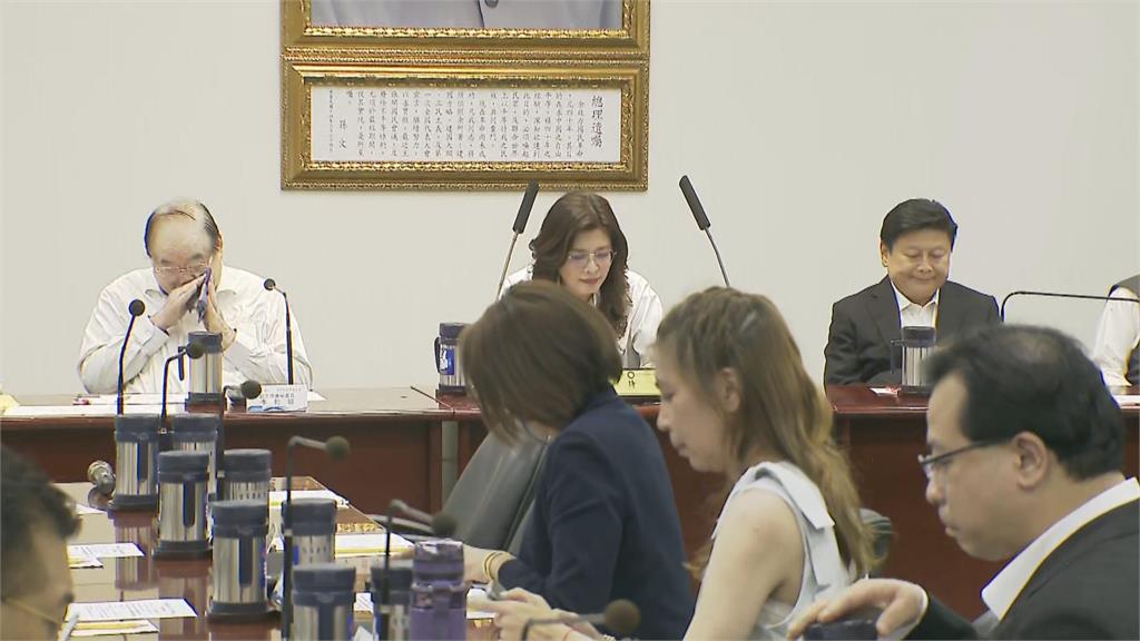 快新聞／傻眼！鄭麗文神秘笑喊「秀訪美成果」　下一秒掏出這物狂捧中企