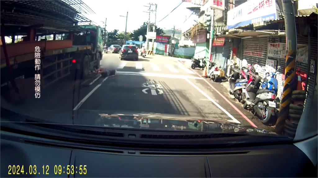 男騎YouBike亂穿越車陣 險遭曳引車輾壓丟車落跑