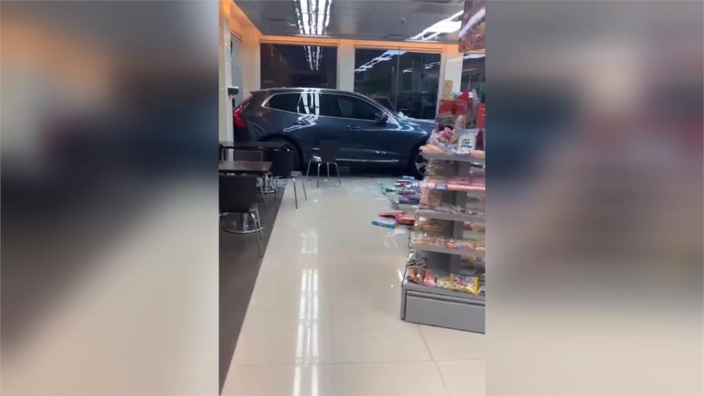 當自家車庫？　休旅車突然撞破玻璃衝進超商用餐區