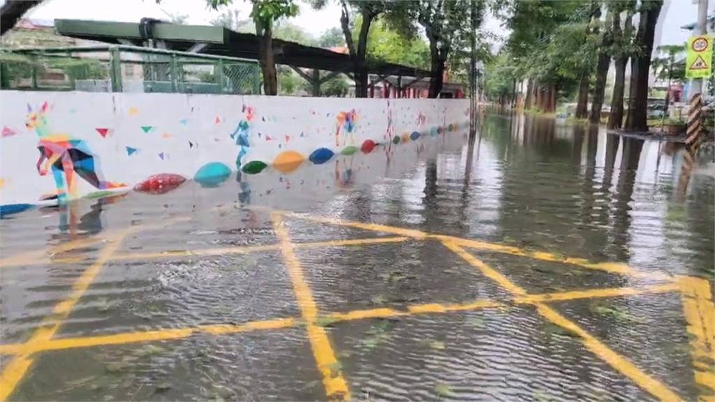 高雄人兩樣情 淹水阻出入vs.換"劇場版吉伊卡哇"排長龍