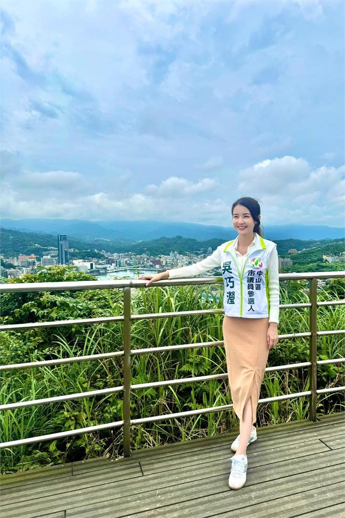 基隆議員參選人「美女刺客」解放身材！罕穿「深V比基尼+高開衩」全網暈爛