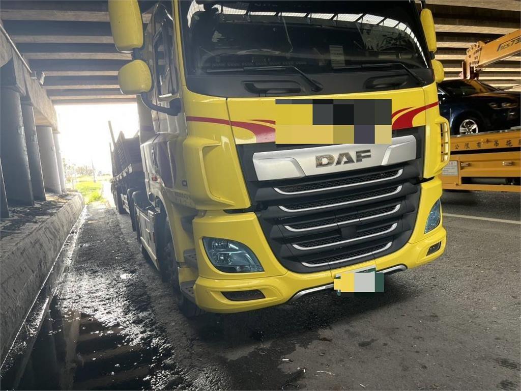 快新聞/半聯結車屁股遭「猛親」!國1爆3車撞 轎車車頭凹陷變形畫面曝