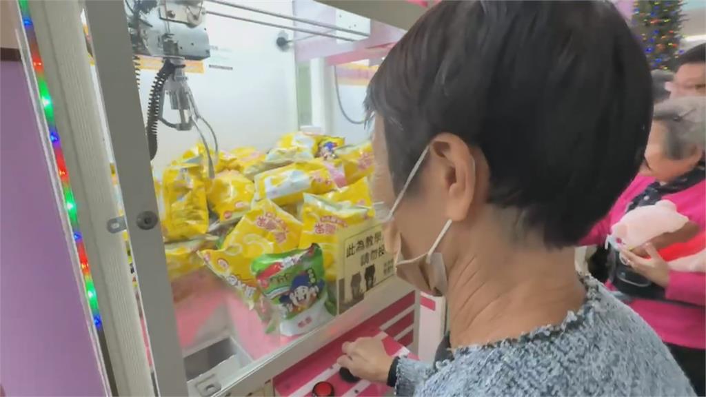 嘉義市銀髮族免費夾娃娃機活絡筋骨 樂齡學會盼推廣全台各縣市