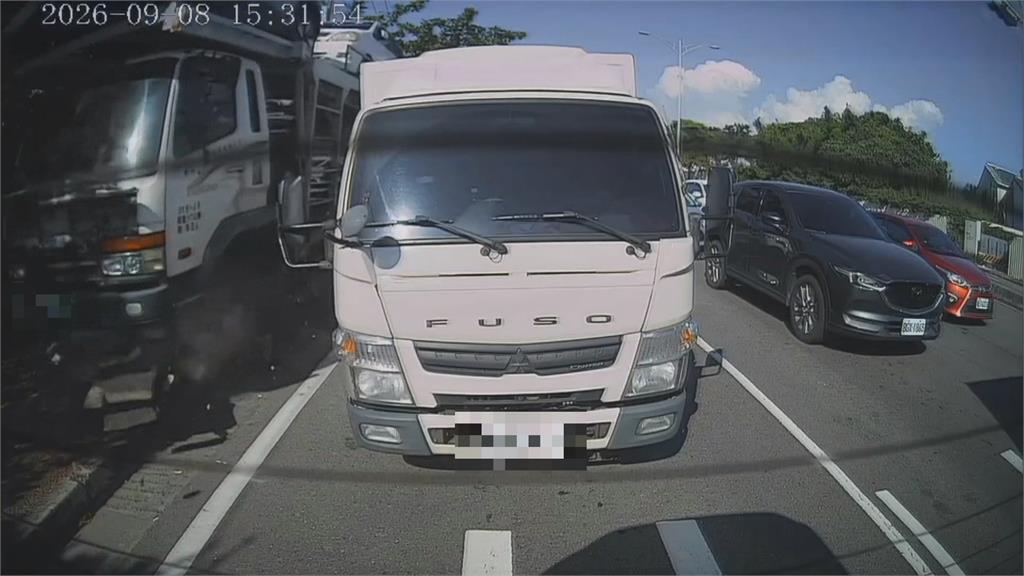 彰化大貨車疑煞車失靈連撞3車 壓頂!車斗上轎車噴飛壓休旅車