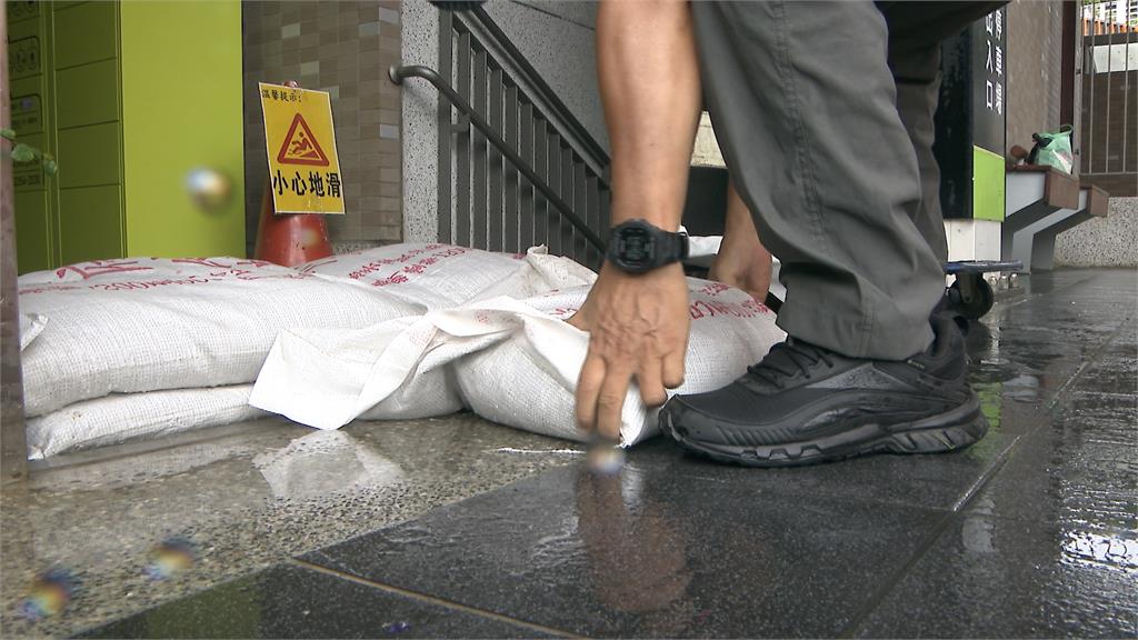 基隆漁船進港躲颱風　冷凍漁貨車輛不夠用爆口角