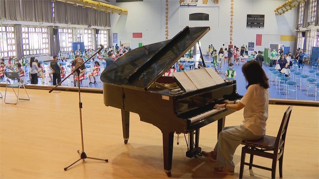 施打BNT第二日　有請音樂老師彈琴緩解學生情緒　兩週內避劇烈運動　校方調整體育課授課內容