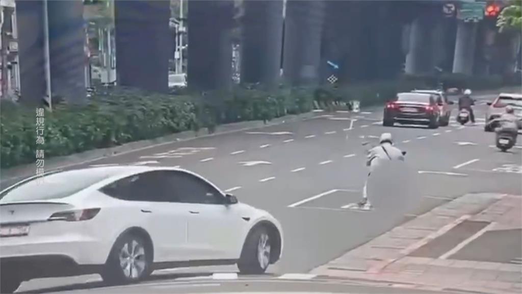 扯! 住院不假外出 男邊騎車邊吊點滴還滑手機