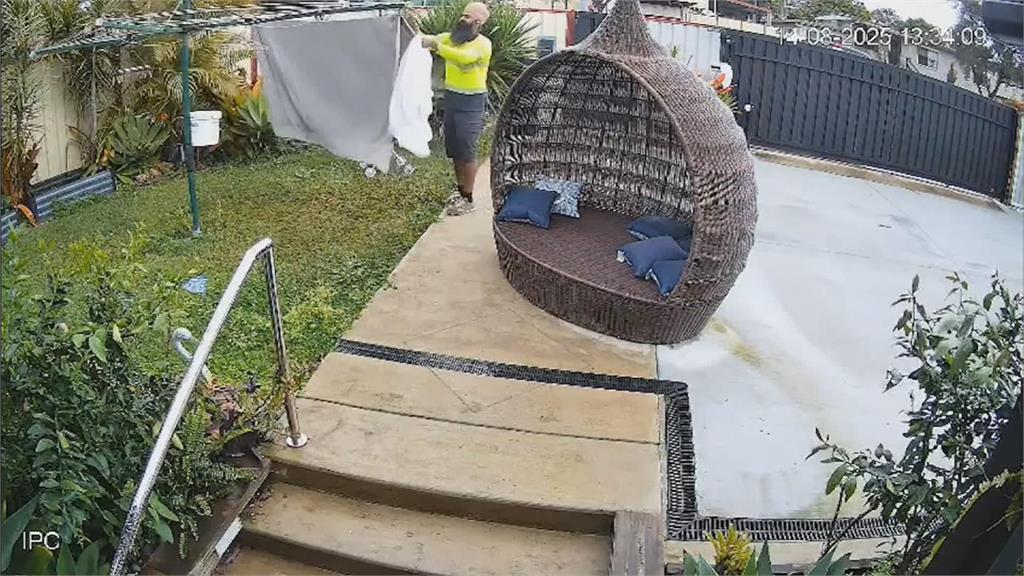 澳洲婦人曬床單遇雨 熱心郵務士幫收善行全被錄下