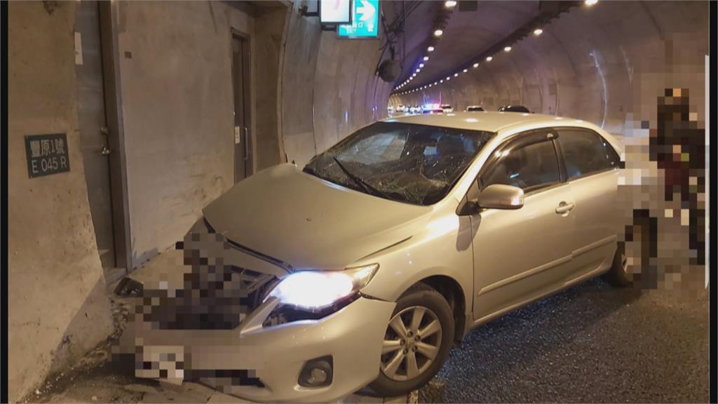 死亡車禍! 廂型車載送5名移工撞擊後側翻釀1死7傷