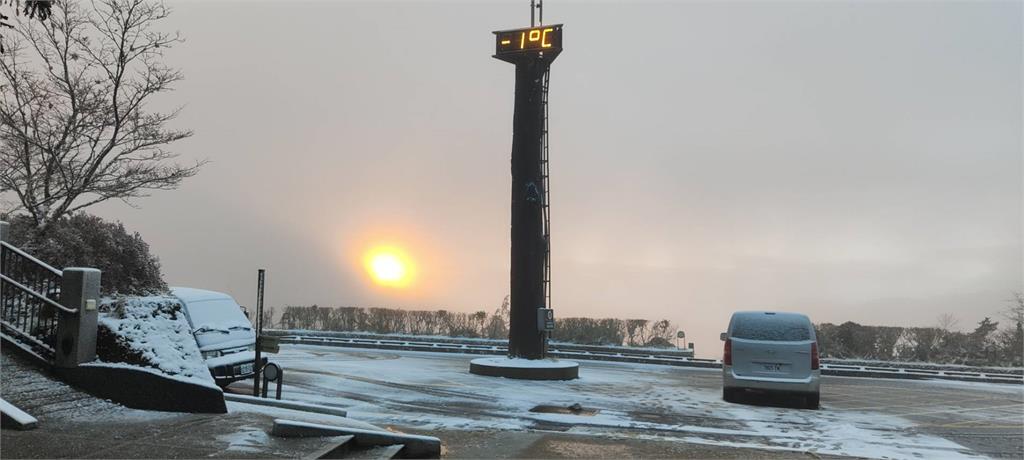 快新聞/合歡山飄雪、太平山下冰霰! 絕美銀白世界曝光