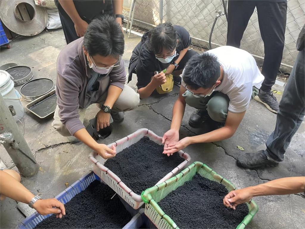 獨家/放棄台積電錄取機會!理工男把菱角殼變「擴香石、除臭包」還登上時裝週