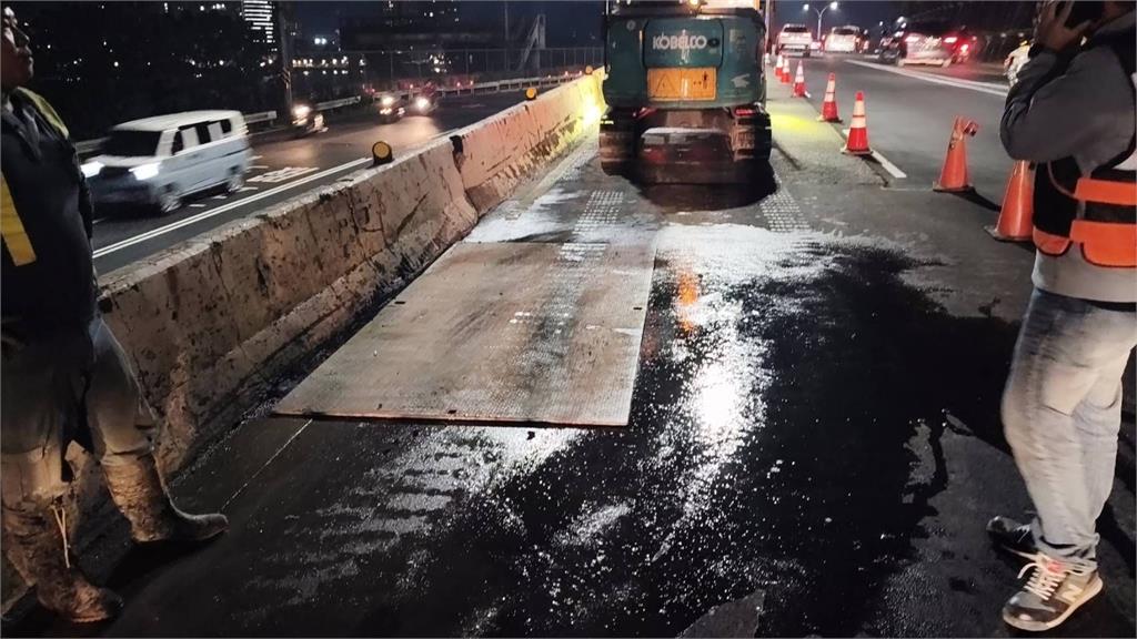 快新聞／驚！淡水「這路段」出現2米寬天坑　交通大打結