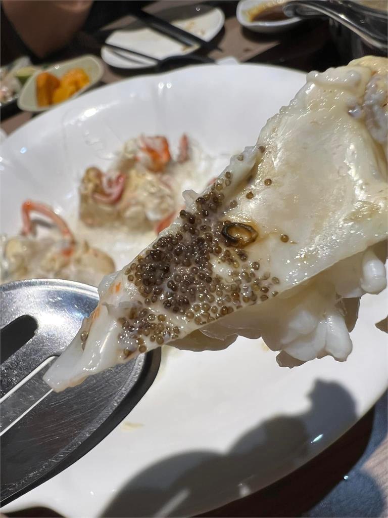 崩潰！花萬元吃帝王蟹　扒開驚見「蟲卵」餐廳冷回：不影響口感