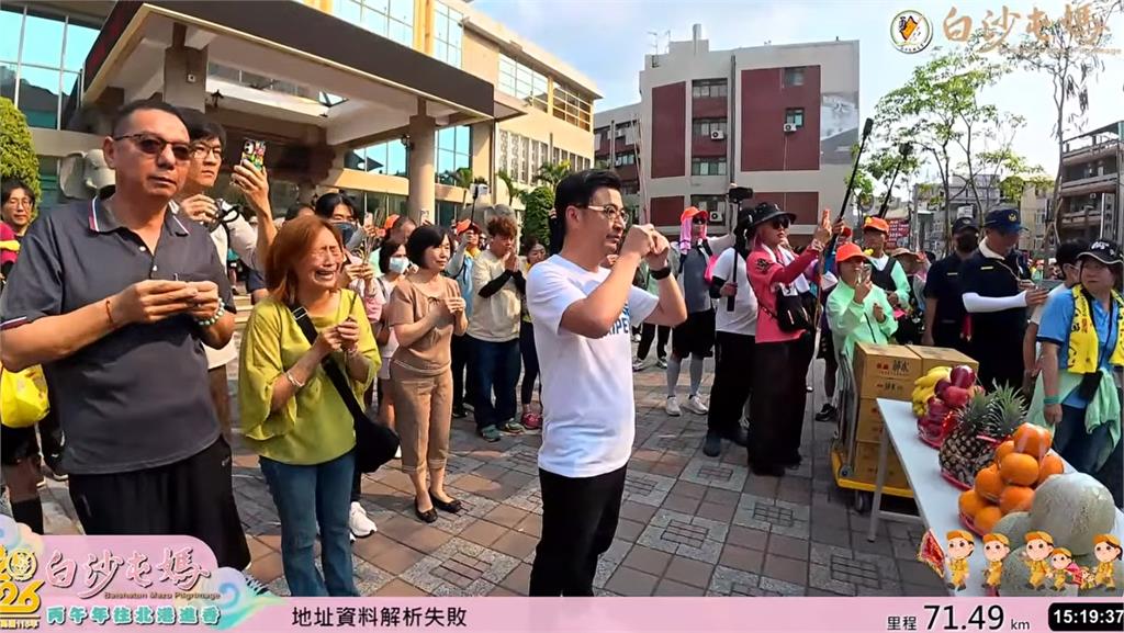 謝典霖設香案接駕！白沙屯媽祖「搖頭倒退嚕」　轉身衝隔壁「這處」尷尬畫面曝光