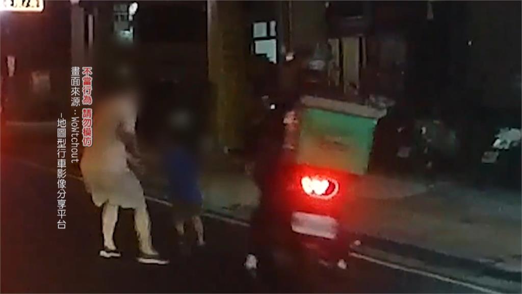 不良身教!婦牽男童「違規穿越車陣」 險遭外送員撞上