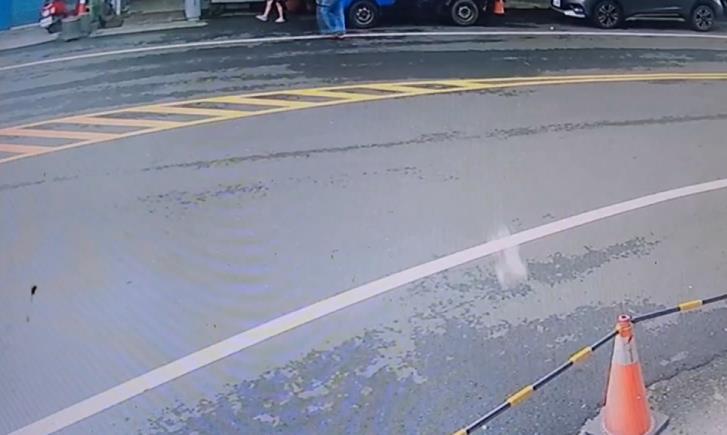 挾怨報復還是誤會？　男拋骨頭到早餐店　動機很離奇