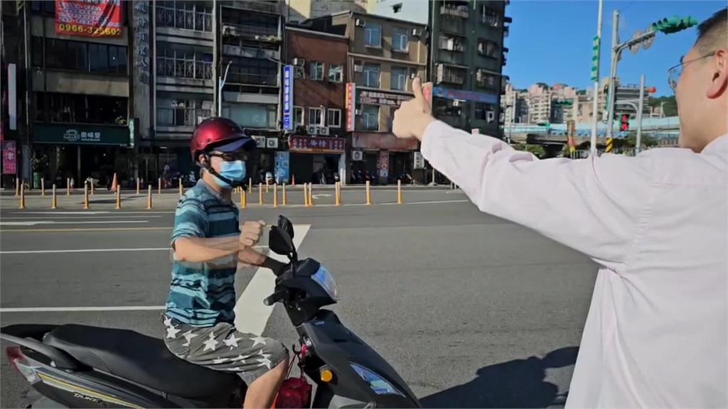 糗爆!謝國樑改到客運站說早安 陳峻涵「巧遇合照」喊拆樑加油
