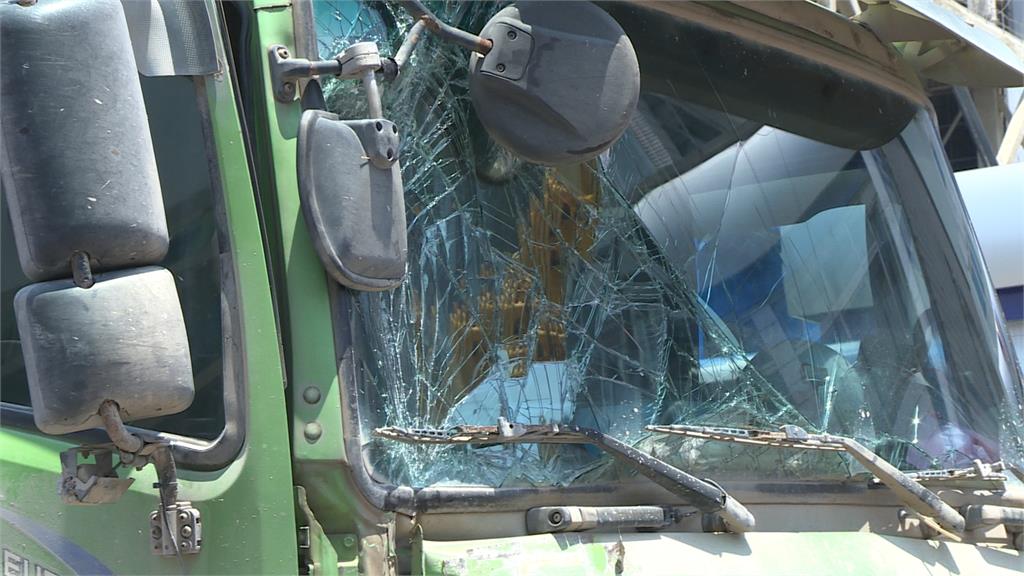 為閃前車失控撞斷電桿 砂石車駕駛"涉毒酒駕" 當場被逮